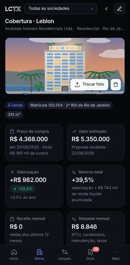 Detalhe de um imóvel no celular com foto e indicadores